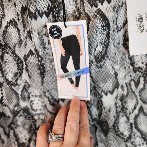 TINSELTOWN Grey Gray White Reptile Snake Print Hi-Rise Skinny Pant Junior 5 NEW - Picture 7 of 12